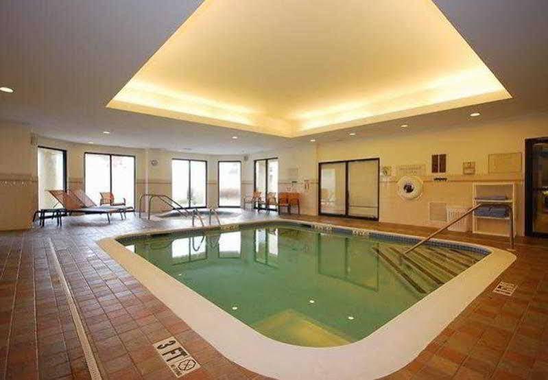 Courtyard Boston Raynham Hotel Bagian luar foto